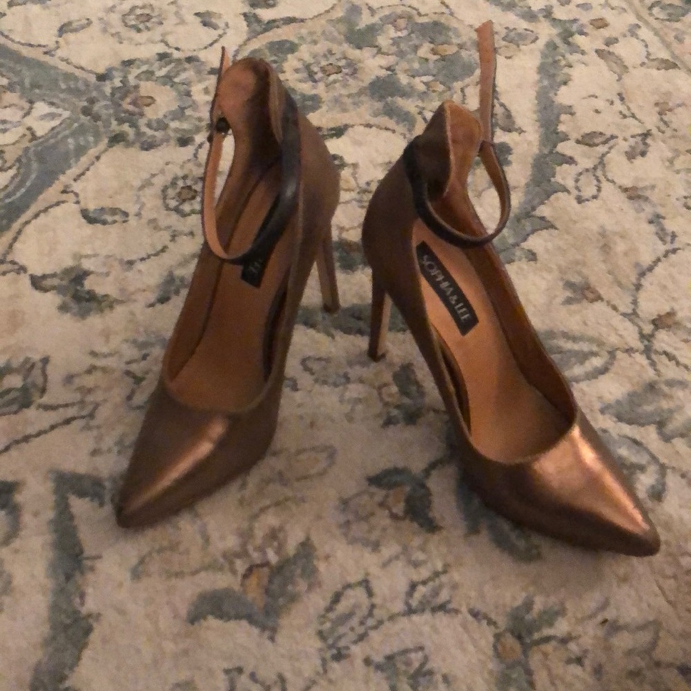 Gold pointed pump with black ankle strap